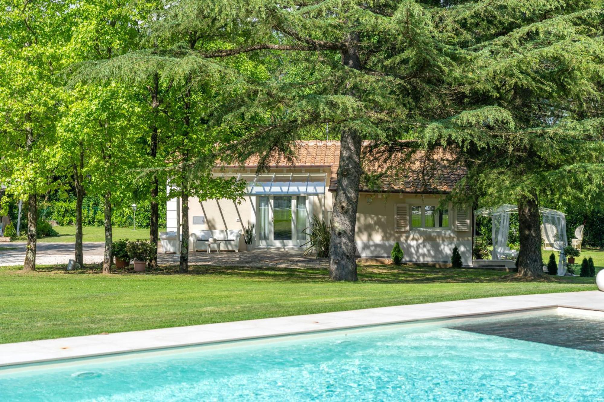 Villa Vittoria - Lusso Con Piscina, Tennis, Jacuzzi E Palestra Lucca Bagian luar foto